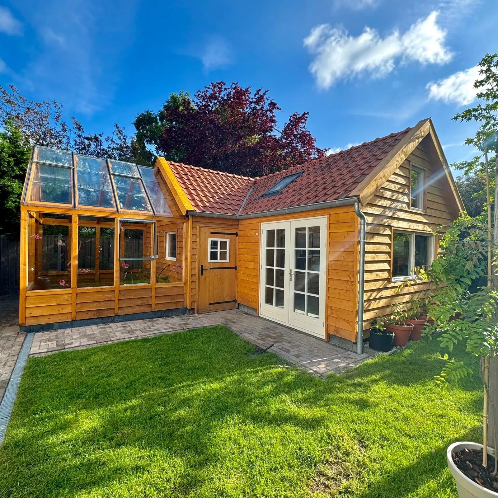 L-vormig tuinhuis met kas
